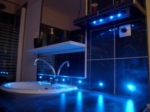 Carrelage-du-coin-lavabo-avec-LED-bleues